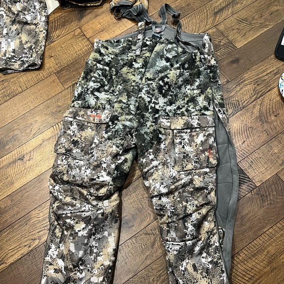 Need to get new ones these are basically new. They don’t fit anymore. - Picture 2 of 11